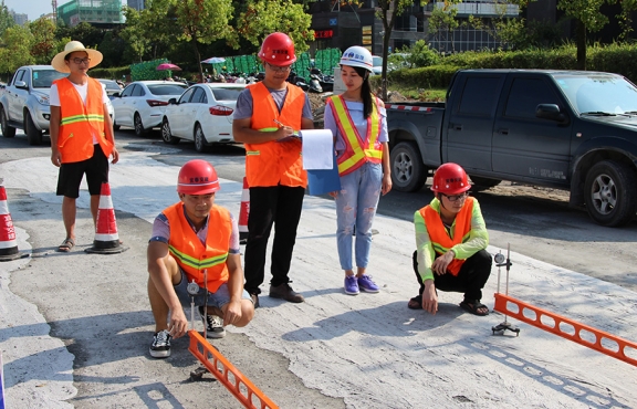 2018年8月，G220試驗(yàn)路段交工驗(yàn)收，測(cè)量彎沉評(píng)估路面的整體強(qiáng)度