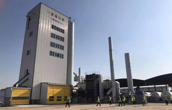 2018年10月12日，來自全國(guó)各地的筑養(yǎng)路行業(yè)專家、高校科研學(xué)者等150余人，蒞臨豐城綜合養(yǎng)護(hù)中心，現(xiàn)場(chǎng)觀摩全環(huán)保瀝青攪拌設(shè)備及各類環(huán)保裝置。