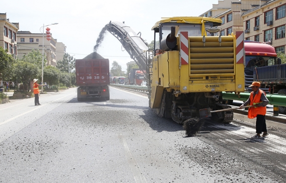 瀝青路面銑刨，廢舊料將回收再利用