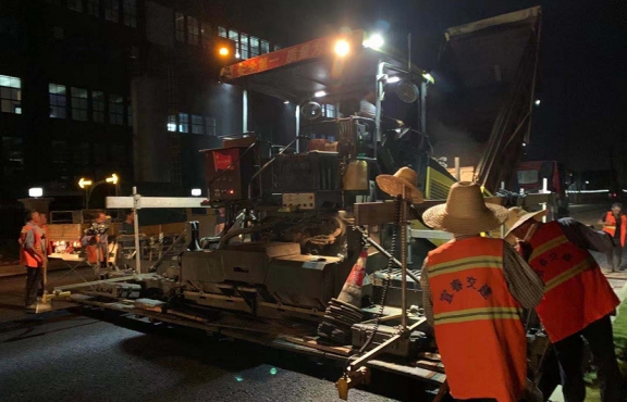 爭(zhēng)分奪秒，挑燈夜戰(zhàn)趕工期